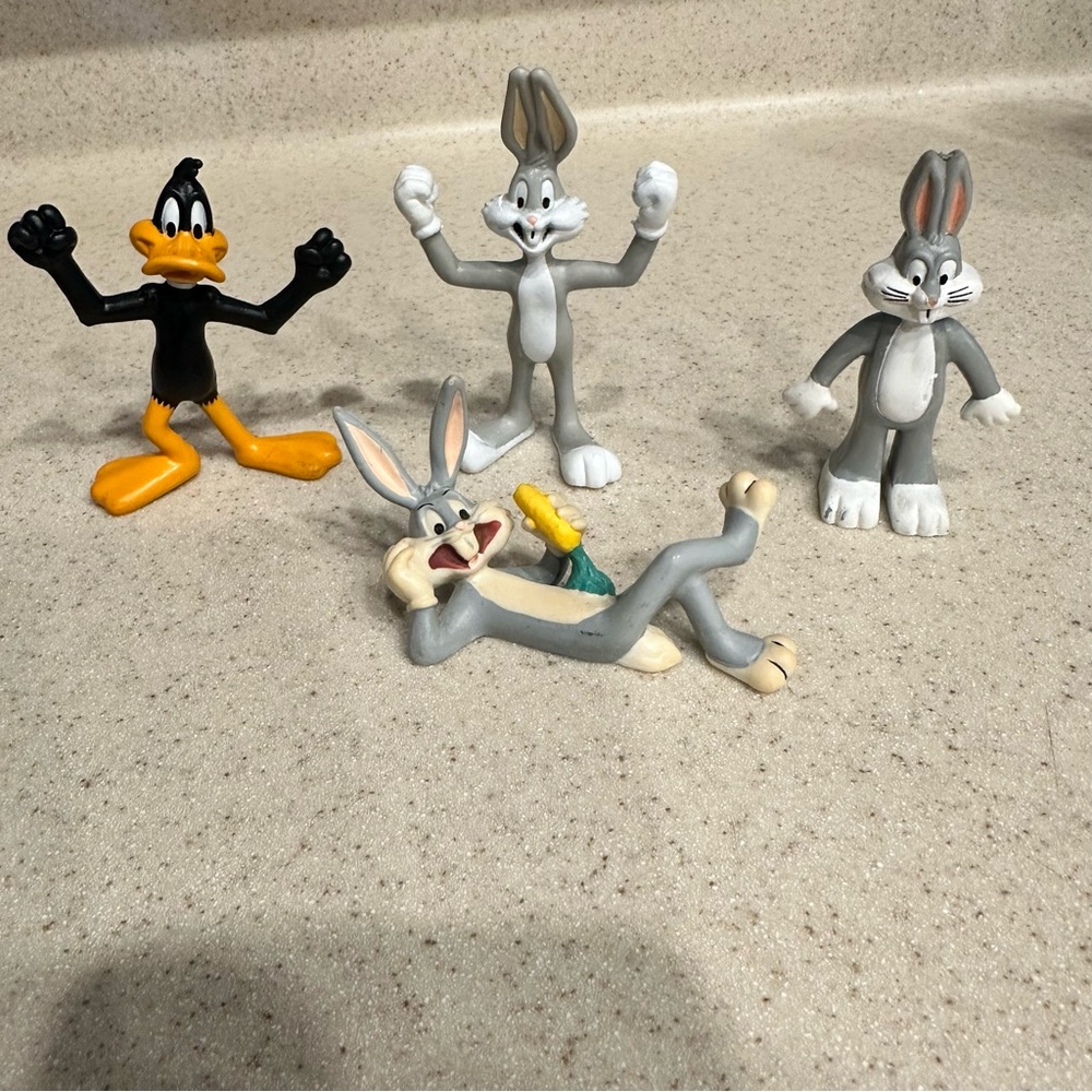 Lot/4 Bugs Bunny and Daffy Duck small collectible figurines VINTAGE